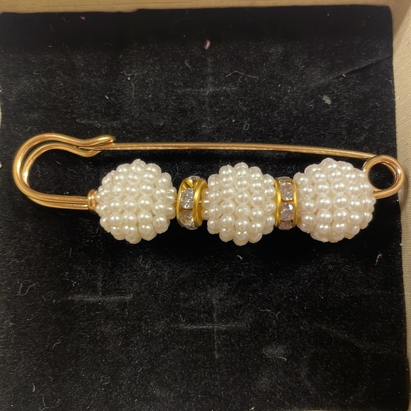 Lot of 2 Brooches/pins with artificial pearl accents new in box - Picture 2 of 4